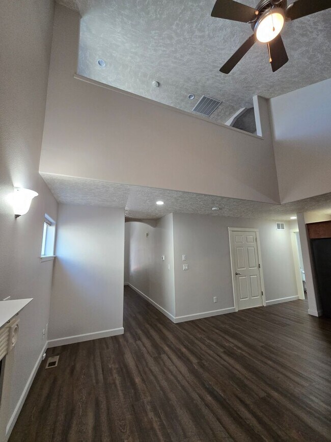 Building Photo - 3807 SE Ryunkin St