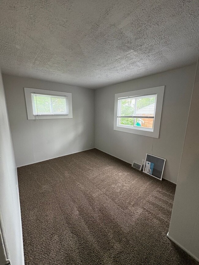 Building Photo - 3 Bed 1.5 Bath Single Family Home in North...