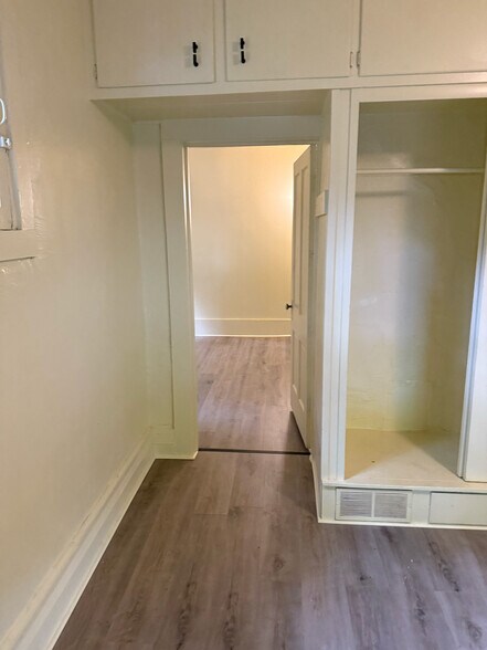 Building Photo - 102 S Balch St