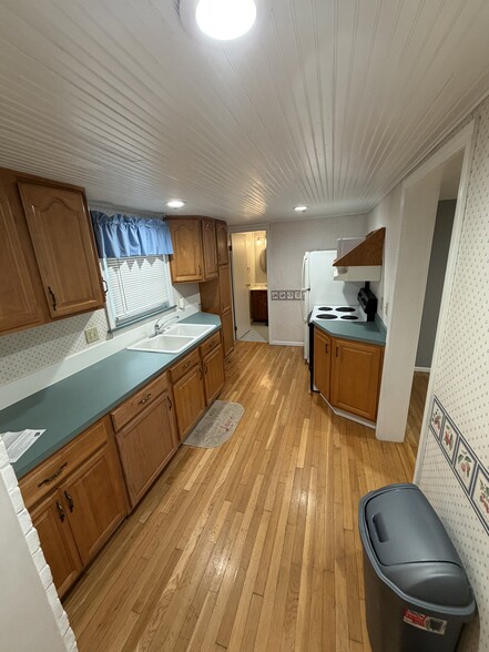 Building Photo - 402 Main St