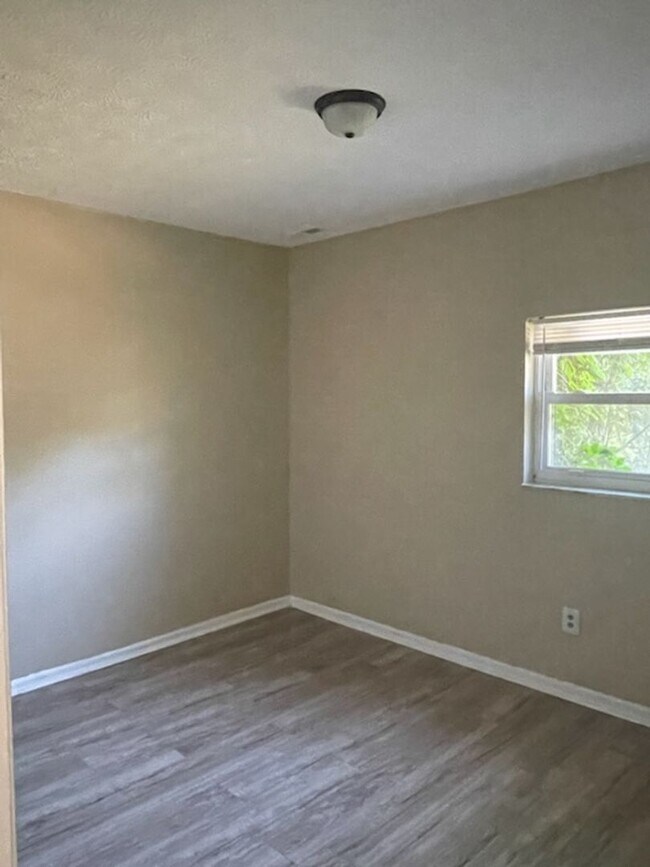 Building Photo - Two Bedroom One Bath Apartment In Huntington