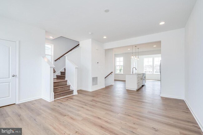 Building Photo - 301 Hillsdale Pl