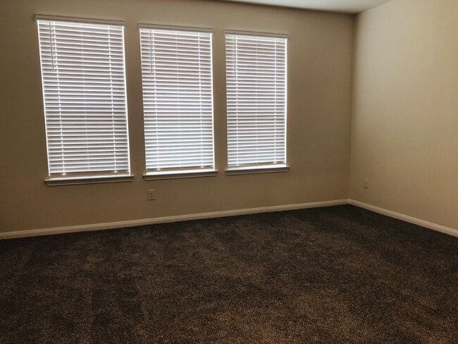 Building Photo - Modern Comfort with a Spacious Backyard in...