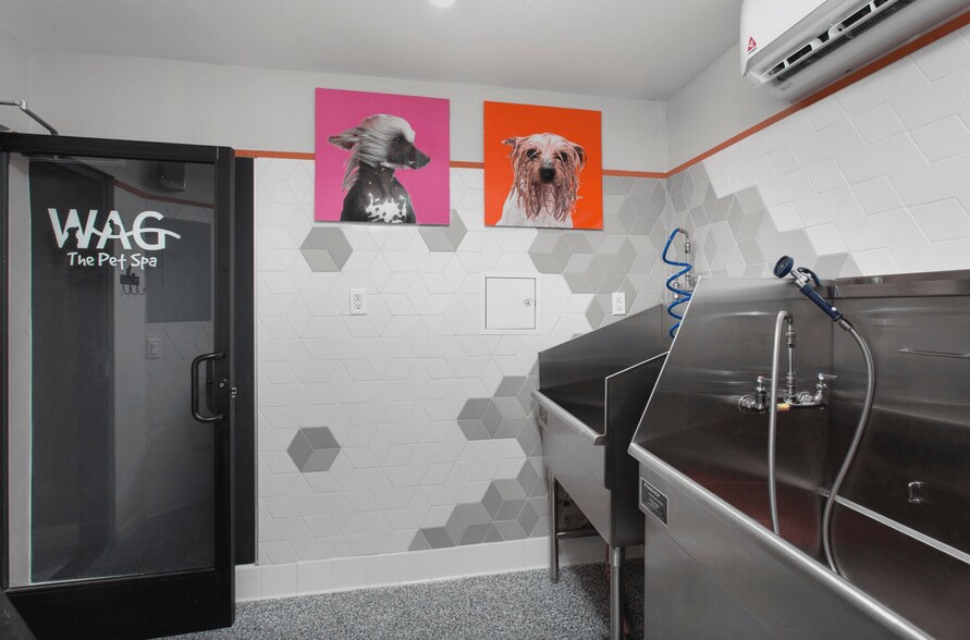 Building Photo - 10985 Bluffside Dr