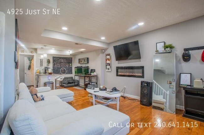 Building Photo - 4925 Just St NE