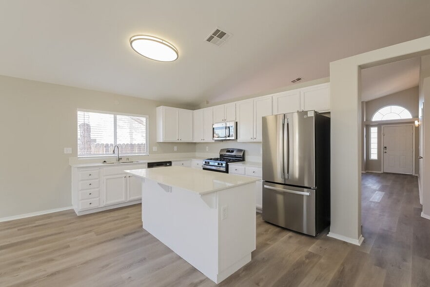 Building Photo - 682 Covina Dr