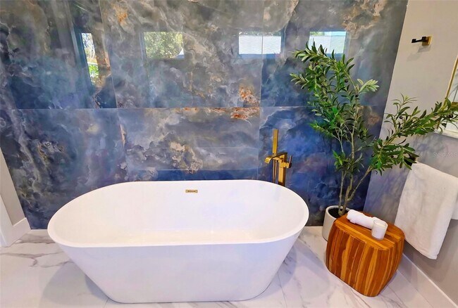 Building Photo - Bold Sarasota Bay Luxury Custom Home, 5 beds/4 baths, Private pool.