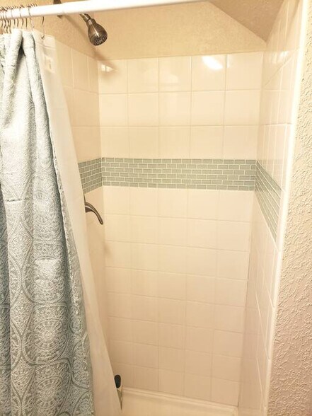 Building Photo - 1427 E Hays St