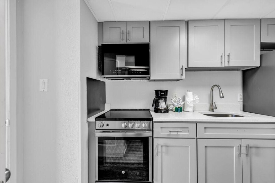 Building Photo - 2300 N Ocean Blvd