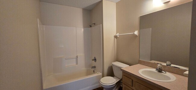 Building Photo - Charming 3 Bed / 2 Bath Home – Pet Friendl...