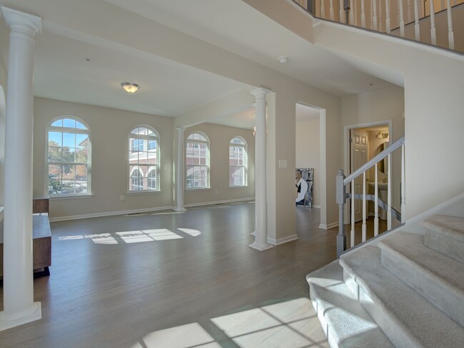 Building Photo - LOVLY BRICK FRONT TOWNHOME