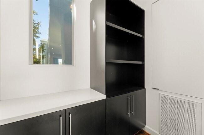 Building Photo - 1524 Blodgett St