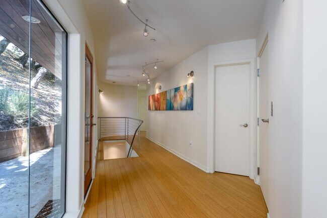 Building Photo - 3527 Oak Knoll Dr