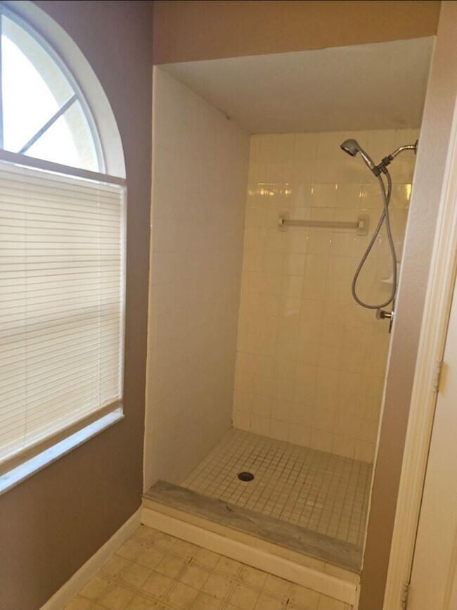 Building Photo - NICE!   LARGE 4 BEDROOM / 2 BATH / 2 CAR G...