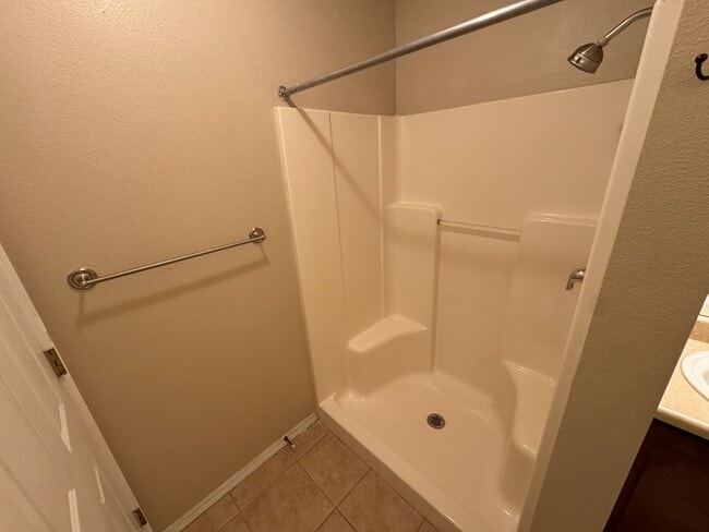 Building Photo - 2 bedroom -2 bathroom top floor apartment