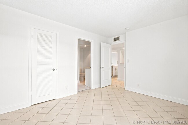 Building Photo - 8 Royal Palm Way