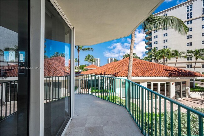 Building Photo - 19900 E Country Club Dr