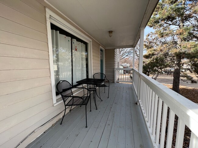 Building Photo - 2 Bedroom Main Floor Unit Available August 1, 2026!