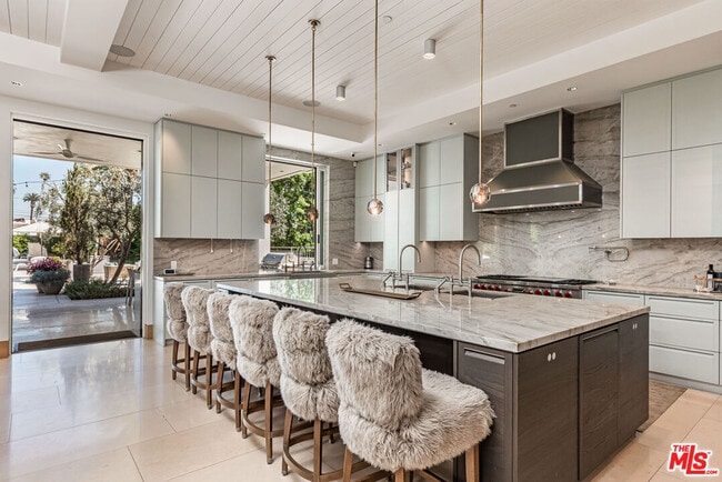 Building Photo - 618 N Beverly Dr