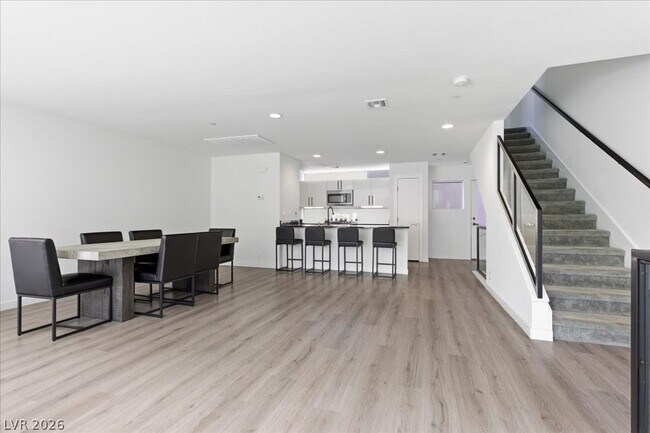 Building Photo - 250 Tower St