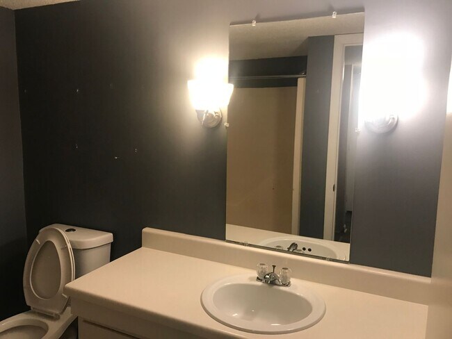 Building Photo - 611 Pine Ridge Pl