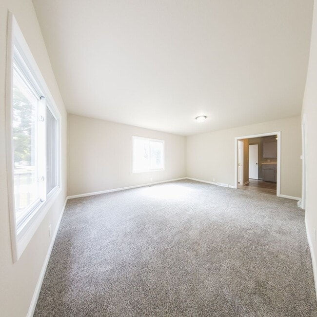 Building Photo - 3 Bedroom 2 Bath Home Conrad Iowa