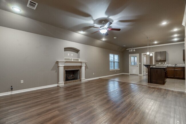 Building Photo - Beautiful 3-bedroom 2 bath Home in Fayetteville!! New Vinyl Plank Floors!