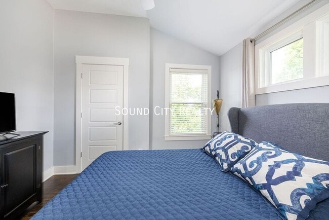 Building Photo - 606B Eastboro Dr