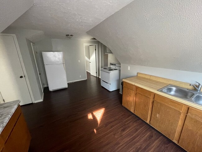 Building Photo - $750 a month - 4 bed, 2 bath apartment - the price is for whole unit, not per bedroom