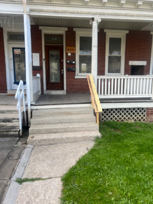 Building Photo - 918 W King St