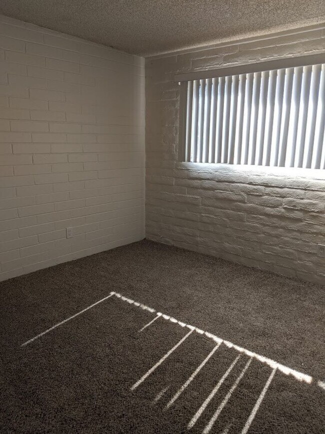 Building Photo - 4547 E Bellevue St