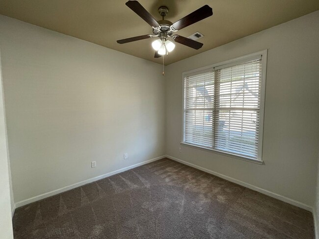 Building Photo - Low Maintenance, 2 Bedroom, 2 Bath Townhom...