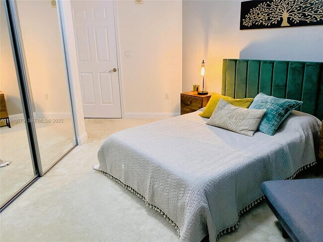 Building Photo - 231 Riverside Dr