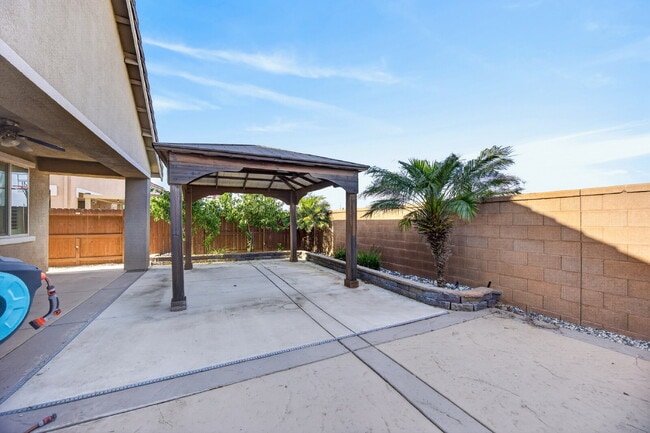 Building Photo - Charming 3-Bedroom Haven in Elk Grove with 2 Full Baths and 1603 Sq Ft of Comfort!