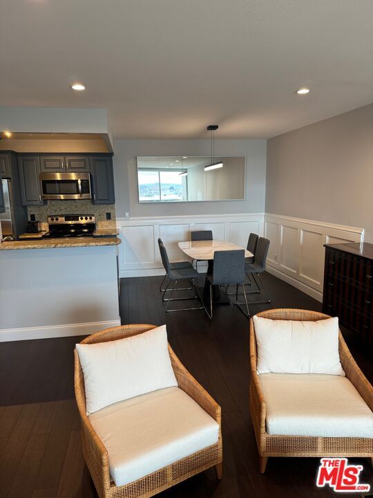 Building Photo - 8530 Holloway Dr