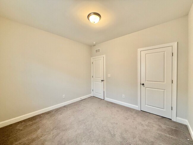 Building Photo - Gorgeous 5BD, 3BA Raleigh Home with Tons of Modern Upgrades in an HOA Community with Premier Amen...