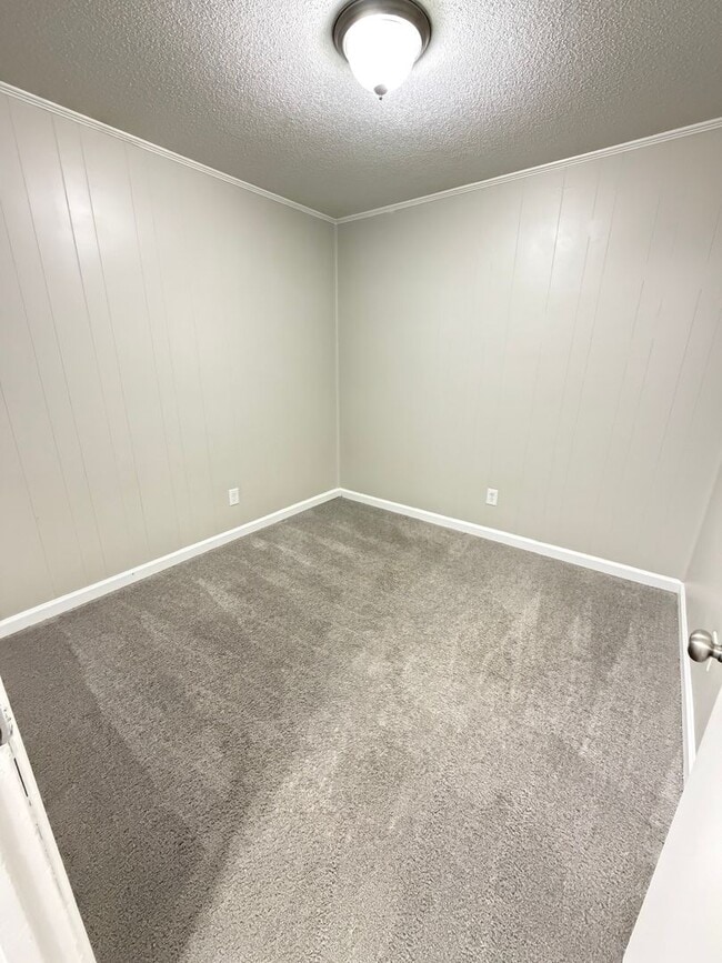 Building Photo - 3 Bedroom