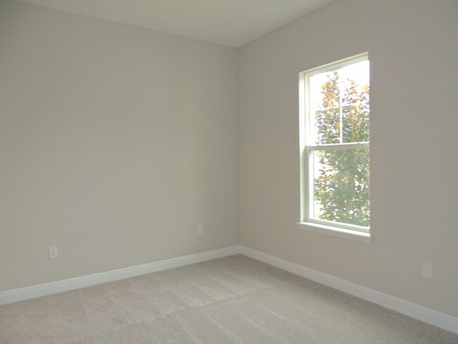 Building Photo - Move in ready! Newer home in great location.