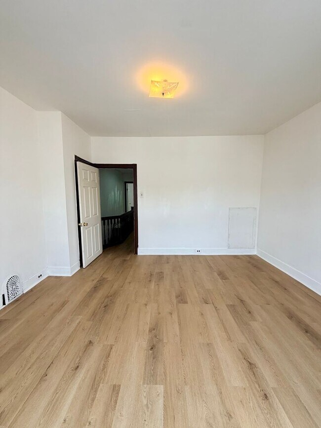 Building Photo - Available Now - Pet-Friendly 3-Bedroom Home in West Parkside