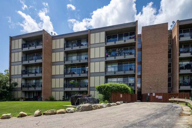 Building Photo - 6020 Oakwood Dr