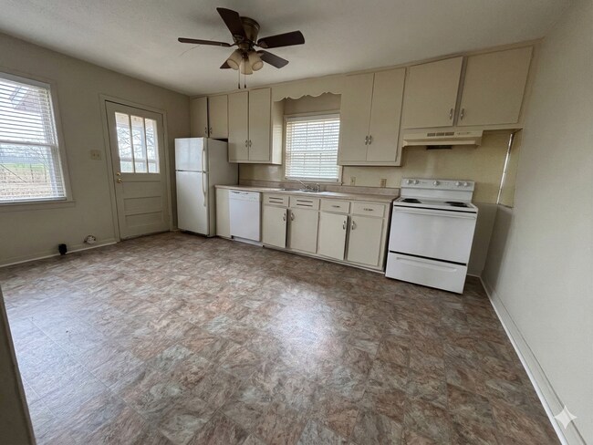 Building Photo - Available Now **** Newly Renovated*** Your Perfect Home!