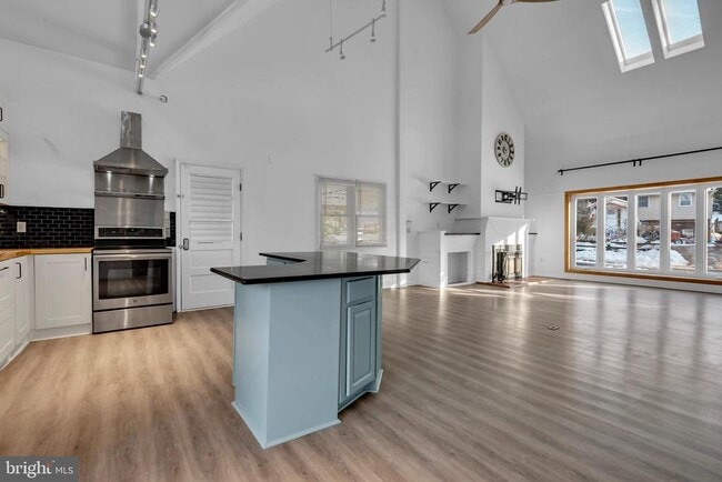 Building Photo - 1080 Crestview Dr