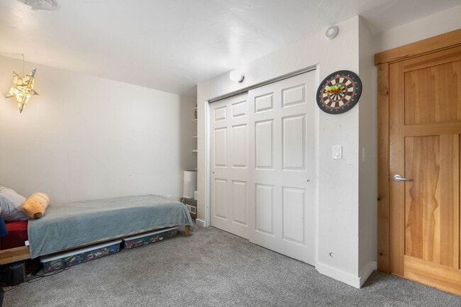 Building Photo - SW Bend Reverse-Living Home on .36 Acres | 5 Bedrooms | 3 Bathrooms