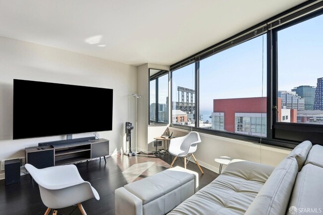 Building Photo - 250 King St