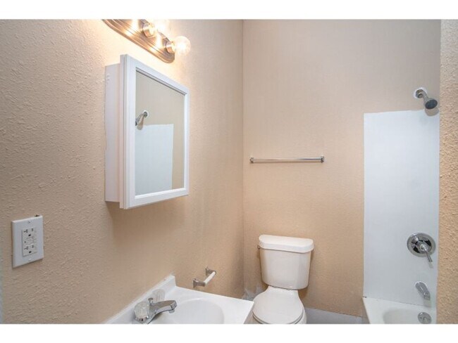 Building Photo - 2 BR 1 BA Gorgeous Home Near Downtown