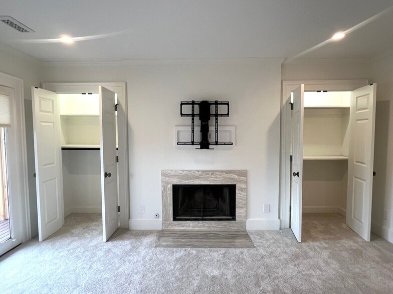 Building Photo - 676 Mohawk St,