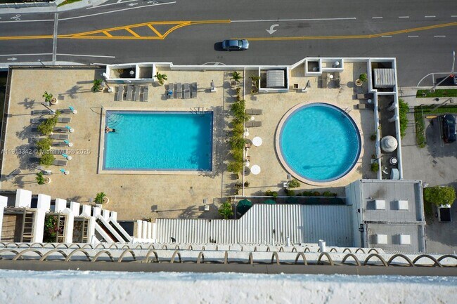 Building Photo - 555 NE 15th St