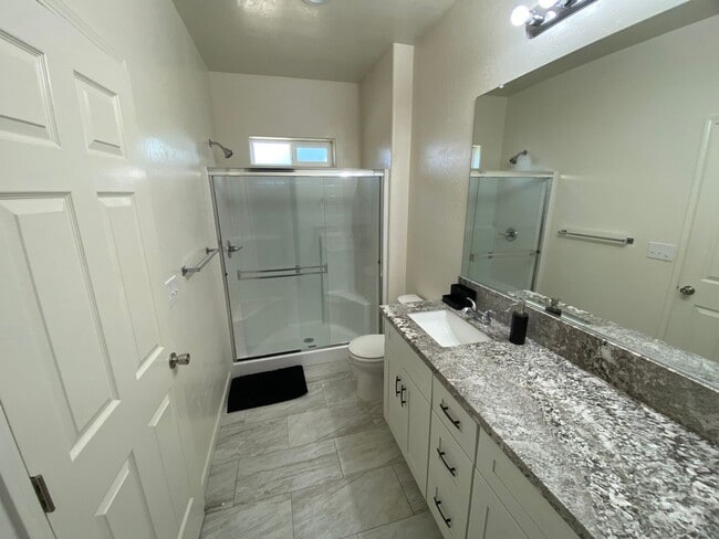 Building Photo - Newer home for rent in Visalia