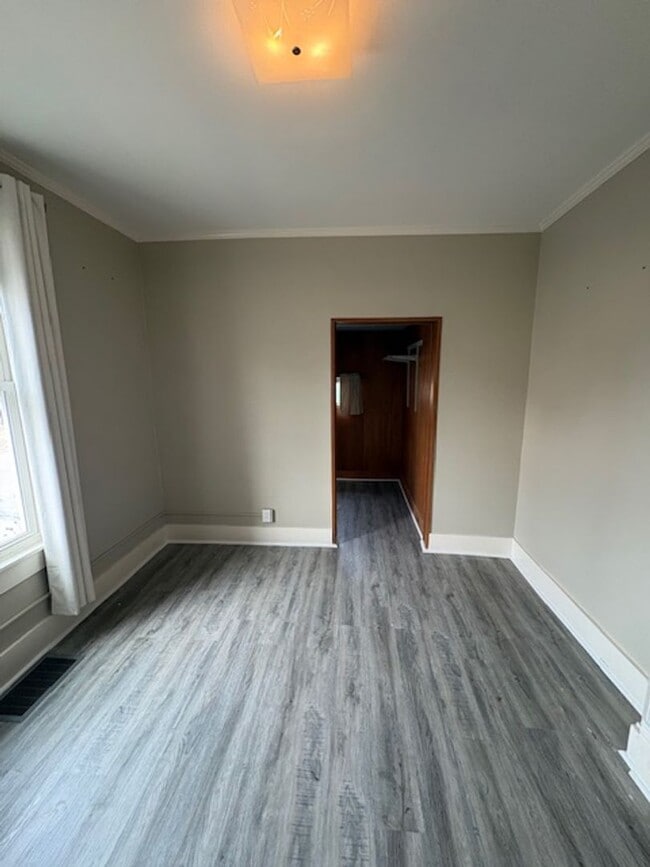 Building Photo - 901 NE Glen Oak Ave