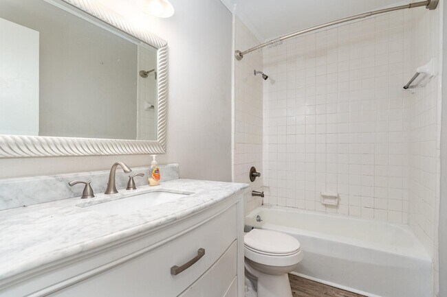 Building Photo - 1408 Oak Tree Dr